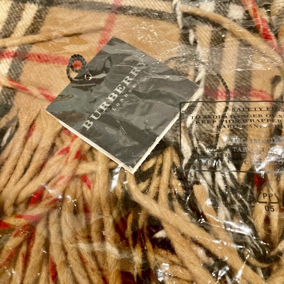 BURBERRY "Happy" Nova Check Tartan Cashmere Fringe Wrap Scarf - Picture 9 of 10